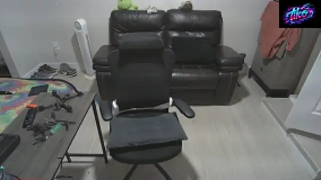 Snapshot of Zander823 chatting on April 17, 2026, 5:32 am Zander823 online show from April 17, 2026, 5:32 am