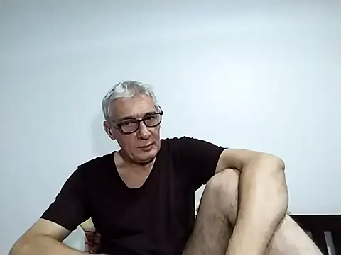 Snapshot of BIGUNCUTHARDCOCK chatting on February 5, 2026, 2:35 pm BIGUNCUTHARDCOCK online show from February 5, 2026, 2:35 pm