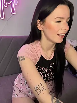 Snapshot of RoxiBlack chatting on April 16, 2026, 6:47 am RoxiBlack online show from April 16, 2026, 6:47 am