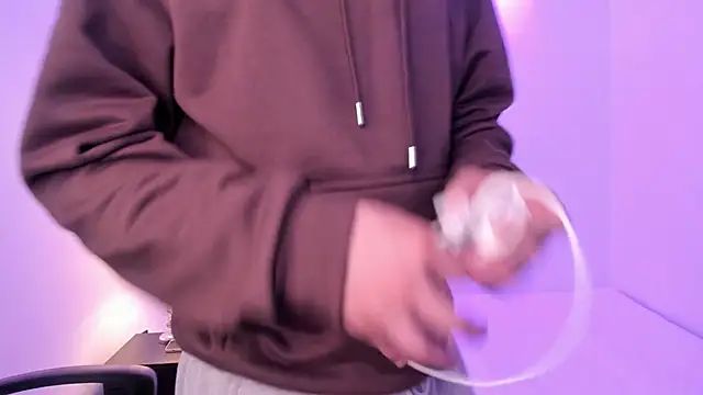 Snapshot of Tomy_Rox chatting on December 1, 2025, 8:32 pm Tomy Rox online show from December 1, 2025, 8:32 pm