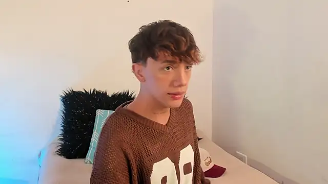 Snapshot of Tomy_Rox chatting on November 10, 2025, 8:14 pm Tomy Rox online show from November 10, 2025, 8:14 pm