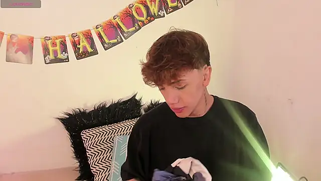 Snapshot of Tomy_Rox chatting on October 29, 2025, 7:46 pm Tomy Rox online show from October 29, 2025, 7:46 pm