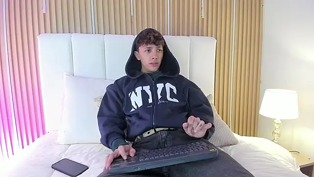 Snapshot of Tomy_Rox chatting on March 19, 2026, 7:47 pm Tomy Rox online show from March 19, 2026, 7:47 pm