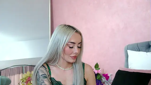 FrancescaMcGray online show from November 12, 2025, 8:51 am