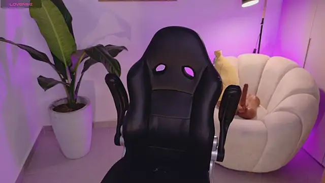 sarawinstone online show from November 12, 2025, 11:30 pm