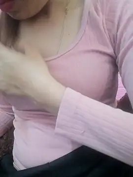 Snapshot of -Almira- chatting on November 6, 2025, 3:21 am -Almira- online show from November 6, 2025, 3:21 am