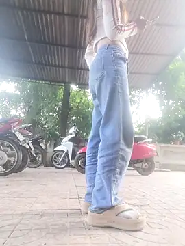 Snapshot of -Almira- chatting on November 21, 2025, 3:05 am -Almira- online show from November 21, 2025, 3:05 am