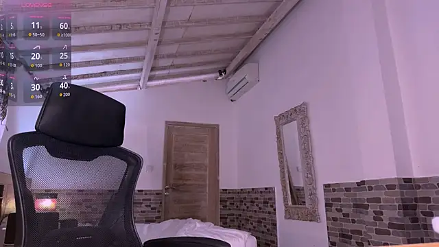 Snapshot of Femdom_Lola chatting on April 29, 2026, 4:38 am Femdom Lola online show from April 29, 2026, 4:38 am