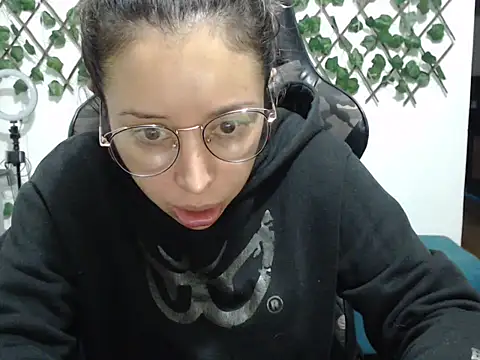 jeiana4u online show from May 4, 2026, 2:37 am