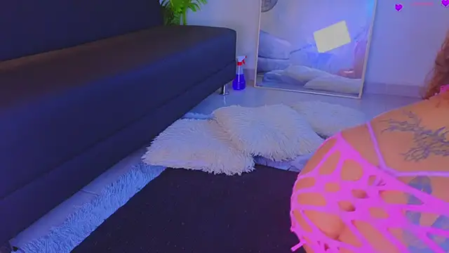 Isa  Blanc online show from February 12, 2026, 2:44 am