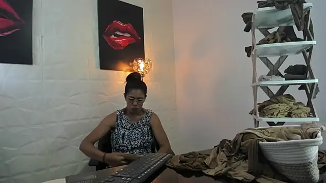 Snapshot of miss_lucero1 chatting on March 13, 2025, 6:34 pm miss lucero1 online show from March 13, 2025, 6:34 pm