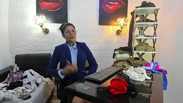Snapshot of miss_lucero1 chatting on March 15, 2025, 2:35 am miss lucero1 online show from March 15, 2025, 2:35 am