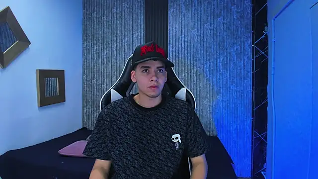 Mike 0233  online show from December 21, 2025, 4:03 am