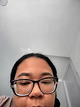 Snapshot of XMara chatting on September 29, 2025, 6:13 pm XMara online show from September 29, 2025, 6:13 pm