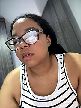 Snapshot of XMara chatting on October 2, 2025, 5:05 pm XMara online show from October 2, 2025, 5:05 pm