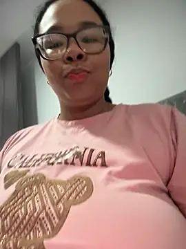 Snapshot of XMara chatting on September 18, 2025, 4:43 pm XMara online show from September 18, 2025, 4:43 pm