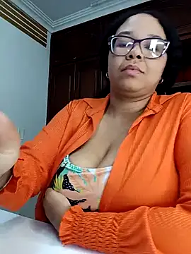 Snapshot of XMara chatting on February 17, 2025, 10:49 pm XMara online show from February 17, 2025, 10:49 pm