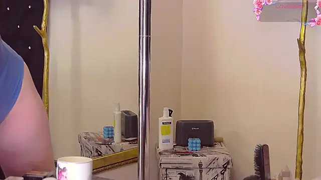 Snapshot of Estheraa chatting on November 18, 2025, 5:22 am Estheraa online show from November 18, 2025, 5:22 am