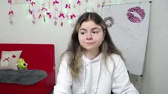 TinaRedly online show from April 13, 2026, 5:28 pm