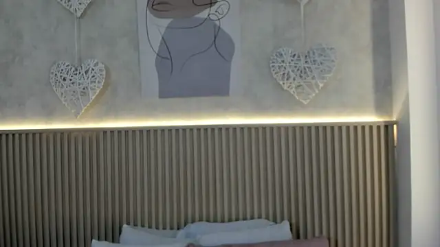 charlottebrowns  online show from November 25, 2025, 12:27 pm