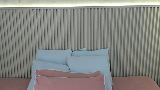 charlottebrowns  online show from May 19, 2026, 12:56 pm
