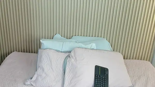 charlottebrowns  online show from December 19, 2025, 12:18 pm