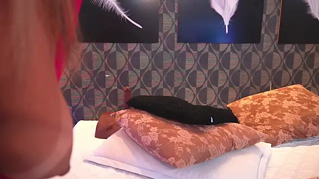 SharomRoss online show from November 12, 2025, 3:49 pm