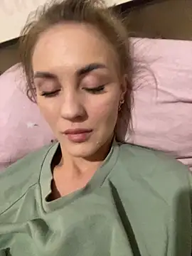 DreamGirl-777 online show from November 21, 2025, 1:32 pm