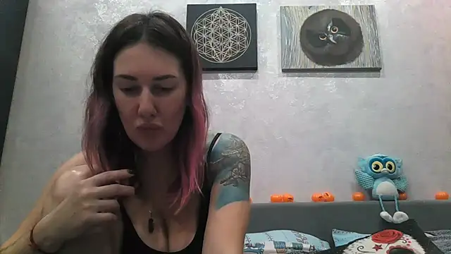 Snapshot of BlueXOwl chatting on November 6, 2025, 5:28 pm BlueXOwl online show from November 6, 2025, 5:28 pm