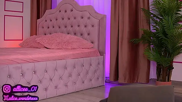 Snapshot of VanessaSimon chatting on October 14, 2025, 6:14 am VanessaSimon online show from October 14, 2025, 6:14 am