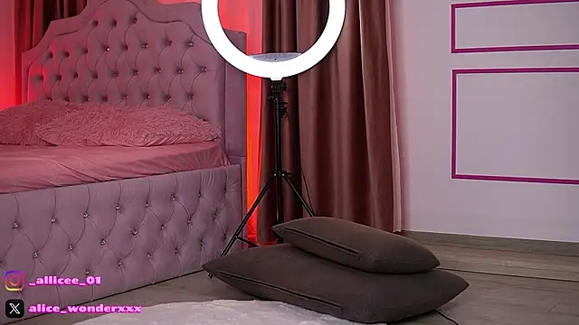 Snapshot of VanessaSimon chatting on November 12, 2025, 6:39 am VanessaSimon online show from November 12, 2025, 6:39 am