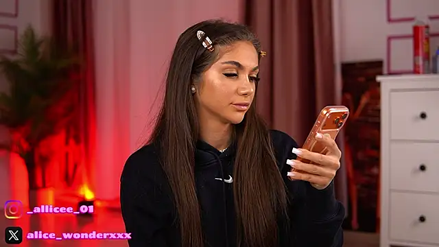 Snapshot of VanessaSimon chatting on November 28, 2025, 6:35 am VanessaSimon online show from November 28, 2025, 6:35 am