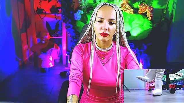 MonicaMaxwel online show from September 18, 2025, 11:13 am