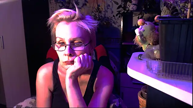 HelgaHimmell online show from May 25, 2026, 7:01 pm
