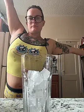 quinnmariexo online show from April 15, 2026, 4:00 pm