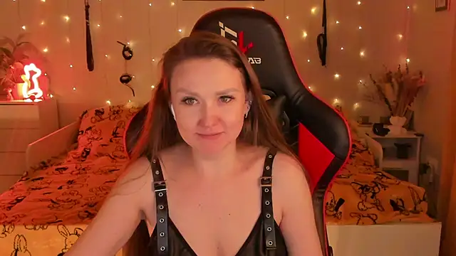 desperatehousewife   online show from October 18, 2025, 7:38 pm