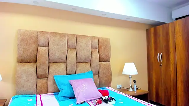 Snapshot of MiiaHot chatting on February 3, 2026, 7:52 pm MiiaHot online show from February 3, 2026, 7:52 pm