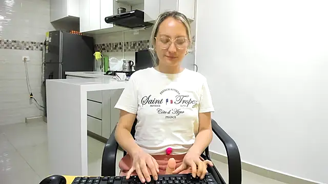 Snapshot of Adele_johnsonn1 chatting on February 17, 2025, 7:33 pm Adele johnsonn1 online show from February 17, 2025, 7:33 pm