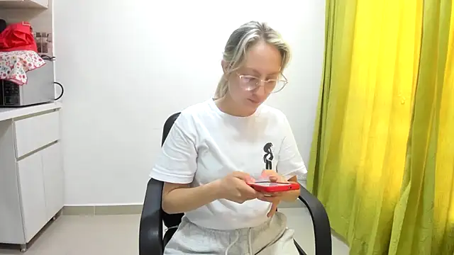 Snapshot of Adele_johnsonn1 chatting on March 18, 2025, 2:50 pm Adele johnsonn1 online show from March 18, 2025, 2:50 pm