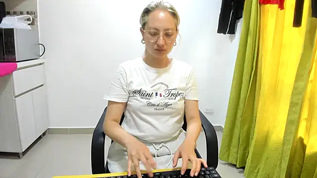 Snapshot of Adele_johnsonn1 chatting on March 4, 2025, 2:21 pm Adele johnsonn1 online show from March 4, 2025, 2:21 pm