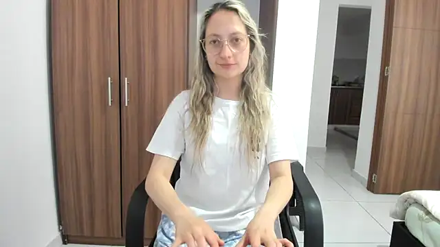 Snapshot of Adele_johnsonn1 chatting on September 9, 2025, 2:37 pm Adele johnsonn1 online show from September 9, 2025, 2:37 pm