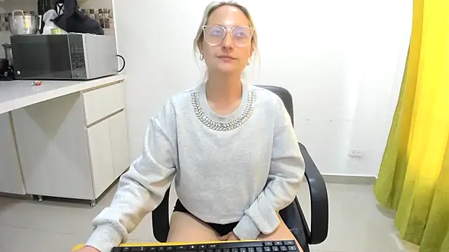 Snapshot of Adele_johnsonn1 chatting on March 13, 2025, 6:01 pm Adele johnsonn1 online show from March 13, 2025, 6:01 pm