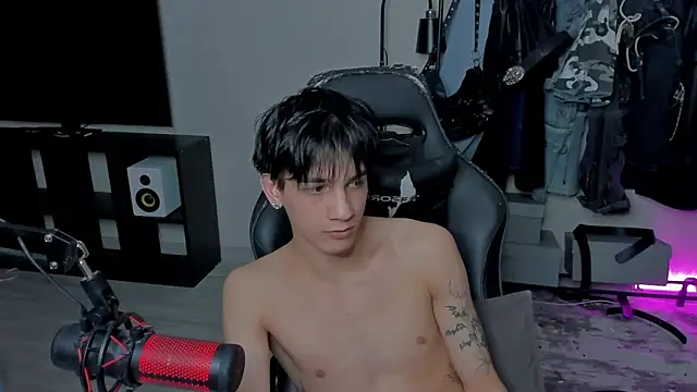 MarkBrowniii online show from March 18, 2025, 1:02 am