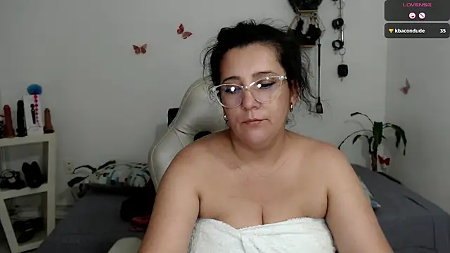 Snapshot of mom_hot__ chatting on October 8, 2025, 9:04 pm mom hot online show from October 8, 2025, 9:04 pm