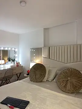  laura 02 online show from October 26, 2025, 4:51 pm