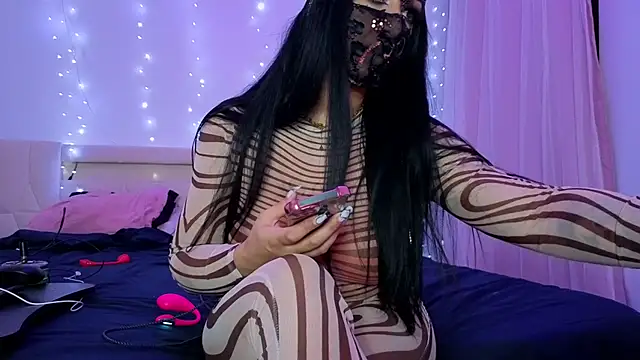 kamila french online show from April 12, 2026, 8:01 pm