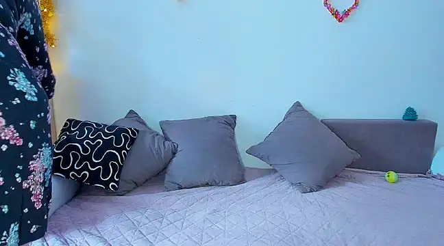 Snapshot of SoftlyShine chatting on March 4, 2025, 3:15 pm SoftlyShine online show from March 4, 2025, 3:15 pm