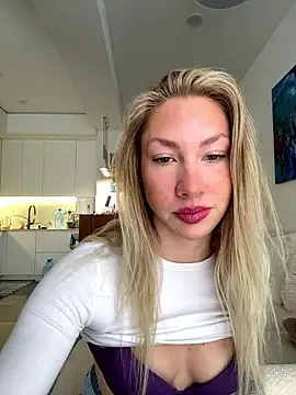 Snapshot of LuisaBecker chatting on January 18, 2026, 11:57 am LuisaBecker online show from January 18, 2026, 11:57 am