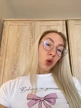 LuisaBecker online show from December 12, 2024, 11:39 am