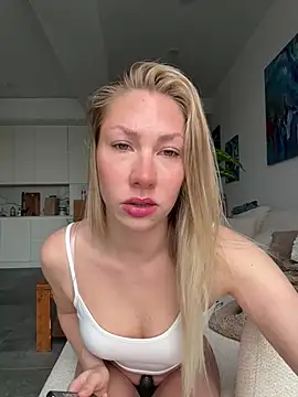 Snapshot of LuisaBecker chatting on February 13, 2026, 9:31 am LuisaBecker online show from February 13, 2026, 9:31 am